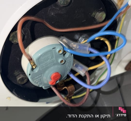 חיבורים חשמליים בתוך דוד שמש